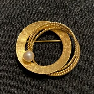 Vintage Signed Winard 12k Gold Filled Circle Brooch with Pearl Detail